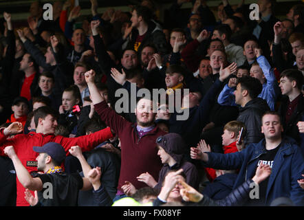 Fir Park, Motherwell, Schottland. 9. April 2016. Schottischer Fußball Premier League gegen Celtic Motherwell. Motherwell-Fans feiern ihre Equalizer Credit: Action Plus Sport/Alamy Live News Stockfoto