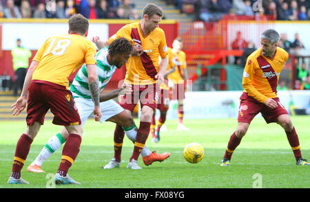 Fir Park, Motherwell, Schottland. 9. April 2016. Schottischer Fußball Premier League gegen Celtic Motherwell. Colin Kazim-Richards Schlachten mit Stephen McManus im Feld Credit: Action Plus Sport/Alamy Live News Stockfoto