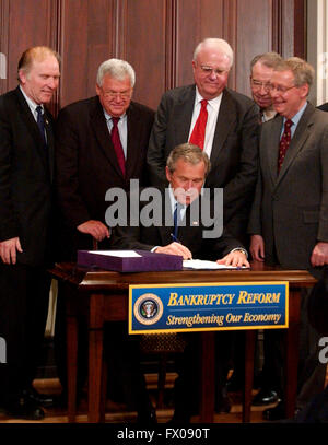 Washingon D.C. - 20. April 2005--US-Präsident George W. Bush macht Bemerkungen und meldet den Konkurs Reform Bill in Washington, DC am 20. April 2005. Von links nach rechts hinter Präsident Bush: USA-Vertreter Steve Chabot (Republikaner aus Ohio); Sprecher des United States House Of Representatives J. Dennis Hastert (Republikaner Illinois); US-amerikanischer Jurist James Sensenbrenner (Republikaner von Wisconsin); Vereinigte Staaten Senator Charles Grassley (Republikaner von Iowa); und US-Senator Mitch McConnell (Republikaner von Kentucky). Bildnachweis: Ron Sachs - Pool Stockfoto
