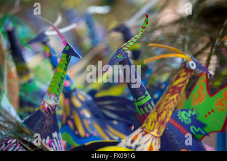 Dhaka, Bangladesch. 9. April 2016. Fine Arts (FFA) Studenten sind auf der Durchreise Stoßzeiten um Masken und Maskottchen der Vögel und Tiere zu feiern "Pahela Boishak," Bengali New Year Credit: © Jahangir Alam Onuchcha / Alamy Live News Bengali Neujahr. Stockfoto