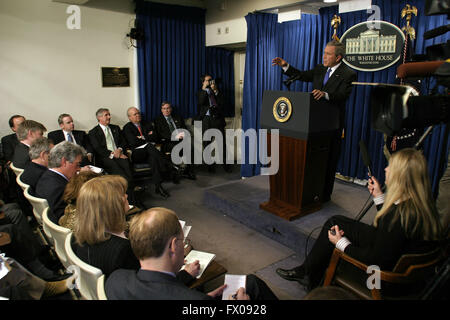 Washington, DC - 26. Januar 2006--US-Präsident George W. Bush hält eine Pressekonferenz in der Brady Press Briefing-Room des weißen Hauses, 26. Januar 2006. Bildnachweis: Martin H. Simon - Pool über CNP - kein Draht-Dienst- Stockfoto