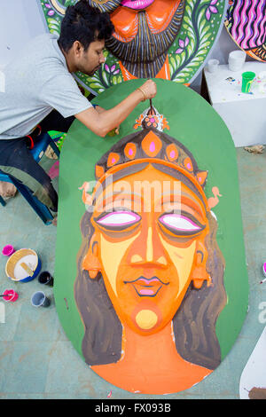 Dhaka, Bangladesch. 9. April 2016. Fine Arts (FFA) Studenten sind auf der Durchreise Stoßzeiten um Masken und Maskottchen der Vögel und Tiere zu feiern "Pahela Boishak," Bengali New Year Credit: © Jahangir Alam Onuchcha / Alamy Live News Bengali Neujahr. Stockfoto