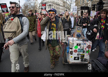 London, UK. 9. April 2016. Demo geht unterwegs, als Demonstranten gegen David Camerons Links zu Offshore-Finanzen am 9. April 2016 in London, Vereinigtes Königreich zu sammeln. Tausende von Demonstranten versammelten sich fordern Ministerpräsident zurücktreten und über seine vor kurzem Protest offenbart Steuer Umgang in der Panama-Papiere. Bildnachweis: Michael Kemp/Alamy Live-Nachrichten Stockfoto