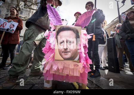 London, UK. 9. April 2016. "David Cameron muss zurücktreten" Demonstration vor Downing Street Credit: Guy Corbishley/Alamy Live News Stockfoto