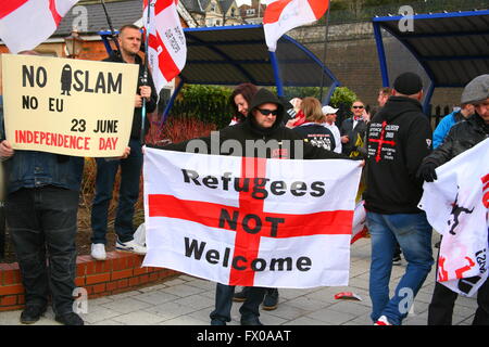 High Wycombe, Buckinghamshire, England. 9. April 2016. Anti-Immigration, rechtsextremen English Defence League, demonstrieren Sie gegen Einwanderung und den islamischen Terrorismus. Eine große pro Einwanderung Zähler Demonstration, organisiert von der antifaschistischen Network (AFN) und vereinen gegen Rassismus (UAR) fand auch in der Stadt zur gleichen Zeit mit dem Ziel, den EDL-Marsch stoppen. Es gab eine große Polizeipräsenz, die zwei Gruppen auseinander zu halten. Bildnachweis: Penelope Barritt/Alamy Live-Nachrichten Stockfoto