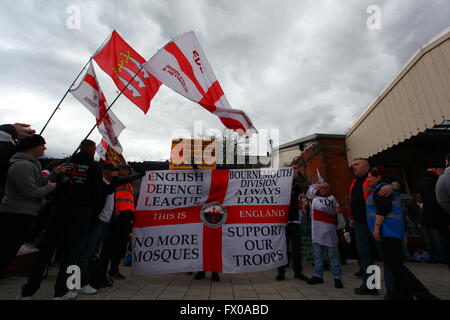 High Wycombe, Buckinghamshire, England. 9. April 2016. Anti-Immigration, rechtsextremen English Defence League, demonstrieren Sie gegen Einwanderung und den islamischen Terrorismus. Eine große pro Einwanderung Zähler Demonstration, organisiert von der antifaschistischen Network (AFN) und vereinen gegen Rassismus (UAR) fand auch in der Stadt zur gleichen Zeit mit dem Ziel, den EDL-Marsch stoppen. Es gab eine große Polizeipräsenz, die zwei Gruppen auseinander zu halten. Bildnachweis: Penelope Barritt/Alamy Live-Nachrichten Stockfoto