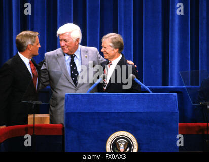 New York, New York, USA. 26. März 2016. Sprecher des United States House Of Representatives Tip O'Neill (Demokrat von Massachusetts), Mitte und US Vizepräsident Walter Mondale, links, und US-Präsident Jimmy Carter, Recht, auf dem Podium der Democratic National Convention 1980 im Madison Square Garden in New York, New York am 13. August, 1980.Credit: Arnie Sachs/CNP © Arnie Sachs/CNP/ZUMA Draht/Alamy Live News Stockfoto