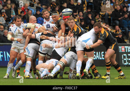 Ricoh Arena in Coventry, UK. 9. April 2016. Sieg im Europacup. Wespen im Vergleich zu Exeter Chiefs. Der Ball quillt aus dem Maul. Bildnachweis: Aktion Plus Sport/Alamy Live-Nachrichten Stockfoto