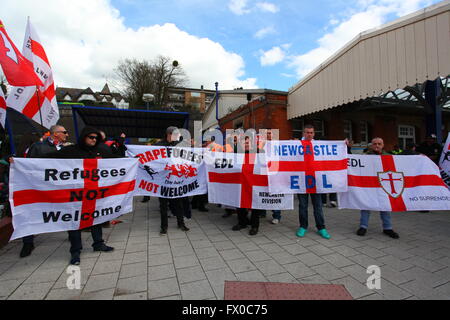 High Wycombe, Buckinghamshire, England. 9. April 2016. Anti-Immigration, rechtsextremen English Defence League, demonstrieren Sie gegen Einwanderung und den islamischen Terrorismus. Eine große pro Einwanderung Zähler Demonstration, organisiert von der antifaschistischen Network (AFN) und vereinen gegen Rassismus (UAR) fand auch in der Stadt zur gleichen Zeit mit dem Ziel, den EDL-Marsch stoppen. Es gab eine große Polizeipräsenz, die zwei Gruppen auseinander zu halten. Bildnachweis: Penelope Barritt/Alamy Live-Nachrichten Stockfoto