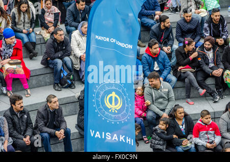 London, UK. 9. April 2016 The Sikh Festival Vaisakhi mit einen Nachmittag mit indoor und outdoor-Aktivitäten im Rathaus. Ein Fest der Sikh-Tradition, Geschichte und Kultur. Kirtan, Ausstellungen von Künstlern der Sikh, Aktivitäten und Gemeinschaft Ständen im Rathaus und Langar, Gemeinschaft Ständen und Turban binden, sowie Volksmusik und Gatka auf The Scoop werden. Die Veranstaltung wird durch den Bürgermeister von London, mit Unterstützung von Singh Sabha London East und EY Sikh Netzwerk organisiert. Bildnachweis: Ilyas Ayub / Alamy Live News Stockfoto