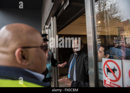 High Wycombe, Buckinghamshire, England. 9. April 2016. Ein Wachmann trägt einen Shopping-Malleingang zu schließen, nachdem zwei EDL-Anhänger zu umgehen Polizeilinien um KostenzählerProtestierendern, konfrontieren Polizei ging sehr schnell, um das Paar zu entfernen. English Defence League, die Demo ohne größere Zwischenfälle abgelaufen ist, die Gruppe marschierte vom Bahnhof High Wycombe und wurde durch eine große Zahl von Polizisten in die Innenstadt geleitet. Es gab auch ein großen Counter Protest. Bildnachweis: Peter Manning/Alamy Live-Nachrichten Stockfoto