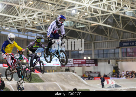 Manchester, UK. 9. April 2016. Champion britische BMX-Fahrer, Liam Phillips (65), qualifiziert seine Titelverteidigung in 2016 UCI BMX Supercross World Cup am Radfahren National Centre, Manchester UK Credit: Michael Buddle/Alamy Live News Stockfoto