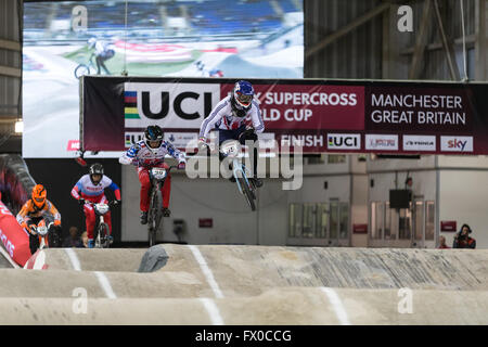 Manchester, UK. 9. April 2016. Champion britische BMX-Fahrer, Liam Phillips (65), qualifiziert seine Titelverteidigung in 2016 UCI BMX Supercross World Cup am Radfahren National Centre, Manchester UK Credit: Michael Buddle/Alamy Live News Stockfoto