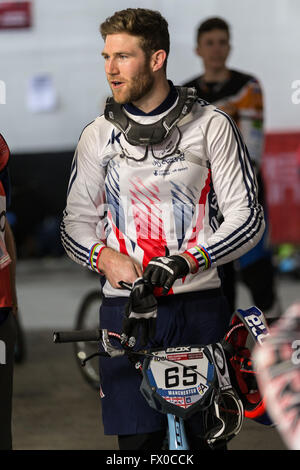 Manchester, UK. 9. April 2016. Champion britische BMX-Fahrer, Liam Phillips (65), qualifiziert seine Titelverteidigung in 2016 UCI BMX Supercross World Cup am Radfahren National Centre, Manchester UK Credit: Michael Buddle/Alamy Live News Stockfoto