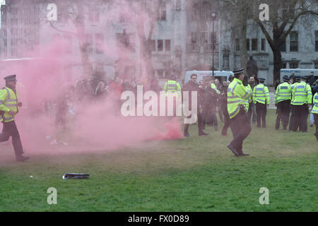 London, UK. 9. April 2016. Demonstranten versammeln sich vor Downing Street fordern den Rücktritt von Premierminister David Cameron über die nicht entrichtete Steuer. Später zog sie nach Parliament Square waren es gab gewalttätige Szenen mit 2 Verhaftungen und 2 Polizisten verletzt Credit: Alan West/Alamy Live News Stockfoto