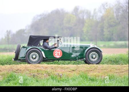 Cazzago San Martino (BS), Italien. 9. April 2016. Eine grüne Aston Martin Le Mans, Baujahr 1933, nimmt Teil an der Franciacorta historische Oldtimer-Rennen. Roberto Cerruti/Alamy Live-Nachrichten Stockfoto