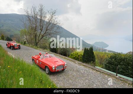 Sulzano (BS), Italien. 9. April 2016. Eine rote Siata Daina Gran Sport, Baujahr 1952, und einen roten MG TB (1939), teilnehmen an der Franciacorta historische Oldtimer-Rennen. Roberto Cerruti/Alamy Live-Nachrichten Stockfoto