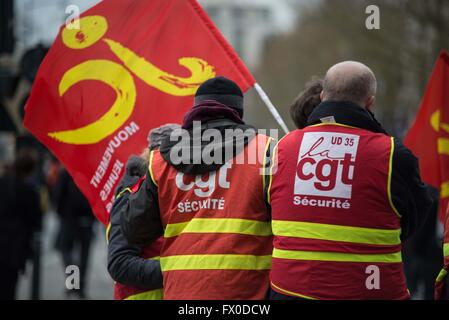 Frankreich, Rennes, April 09,2016 Demonstranten halten Plakate, Banner zeigen während einer Kundgebung gegen die französische Regierung Arbeitsrecht Reformen in Rennes.  Foto: Kevin Niglaut / IMAGESPIC Agentur Stockfoto