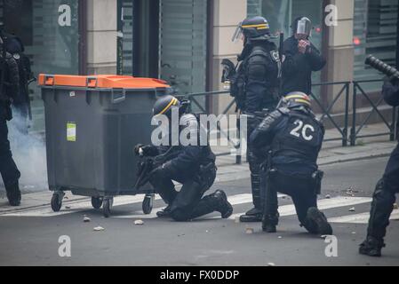 Frankreich, Rennes, April 09,2016 Demonstranten halten Plakate, Banner zeigen während einer Kundgebung gegen die französische Regierung Arbeitsrecht Reformen in Rennes.  Foto: Kevin Niglaut / IMAGESPIC Agentur Stockfoto