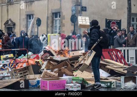 Frankreich, Rennes, April 09,2016 Demonstranten halten Plakate, Banner zeigen während einer Kundgebung gegen die französische Regierung Arbeitsrecht Reformen in Rennes.  Foto: Kevin Niglaut / IMAGESPIC Agentur Stockfoto