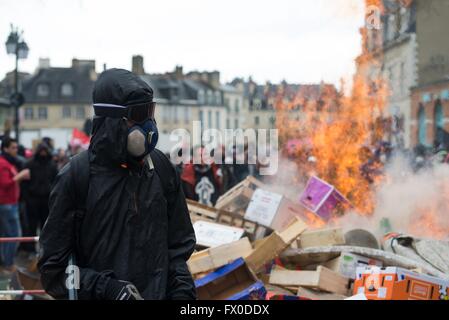 Frankreich, Rennes, April 09,2016 Demonstranten halten Plakate, Banner zeigen während einer Kundgebung gegen die französische Regierung Arbeitsrecht Reformen in Rennes.  Foto: Kevin Niglaut / IMAGESPIC Agentur Stockfoto