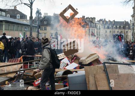 Frankreich, Rennes, April 09,2016 Demonstranten halten Plakate, Banner zeigen während einer Kundgebung gegen die französische Regierung Arbeitsrecht Reformen in Rennes.  Foto: Kevin Niglaut / IMAGESPIC Agentur Stockfoto