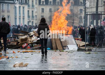 Frankreich, Rennes, April 09,2016 Demonstranten halten Plakate, Banner zeigen während einer Kundgebung gegen die französische Regierung Arbeitsrecht Reformen in Rennes.  Foto: Kevin Niglaut / IMAGESPIC Agentur Stockfoto