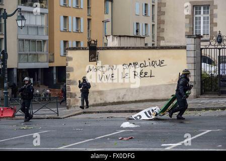 Frankreich, Rennes, April 09,2016 Demonstranten halten Plakate, Banner zeigen während einer Kundgebung gegen die französische Regierung Arbeitsrecht Reformen in Rennes.  Foto: Kevin Niglaut / IMAGESPIC Agentur Stockfoto