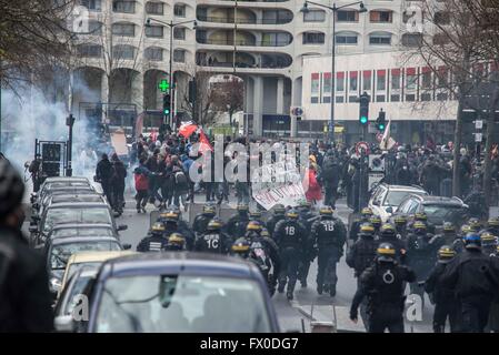 Frankreich, Rennes, April 09,2016 Demonstranten halten Plakate, Banner zeigen während einer Kundgebung gegen die französische Regierung Arbeitsrecht Reformen in Rennes.  Foto: Kevin Niglaut / IMAGESPIC Agentur Stockfoto