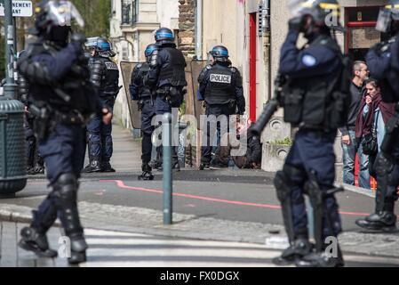 Frankreich, Rennes, April 09,2016 Demonstranten halten Plakate, Banner zeigen während einer Kundgebung gegen die französische Regierung Arbeitsrecht Reformen in Rennes.  Foto: Kevin Niglaut / IMAGESPIC Agentur Stockfoto