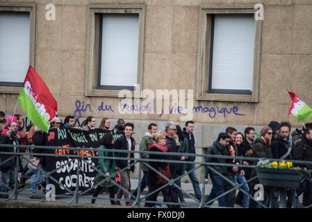 Frankreich, Rennes, April 09,2016 Demonstranten halten Plakate, Banner zeigen während einer Kundgebung gegen die französische Regierung Arbeitsrecht Reformen in Rennes.  Foto: Kevin Niglaut / IMAGESPIC Agentur Stockfoto