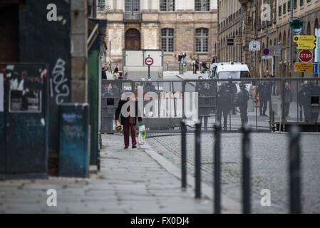 Frankreich, Rennes, April 09,2016 Demonstranten halten Plakate, Banner zeigen während einer Kundgebung gegen die französische Regierung Arbeitsrecht Reformen in Rennes.  Foto: Kevin Niglaut / IMAGESPIC Agentur Stockfoto