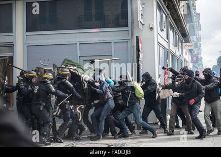 Frankreich, Rennes, April 09,2016 Demonstranten halten Plakate, Banner zeigen während einer Kundgebung gegen die französische Regierung Arbeitsrecht Reformen in Rennes.  Foto: Kevin Niglaut / IMAGESPIC Agentur Stockfoto