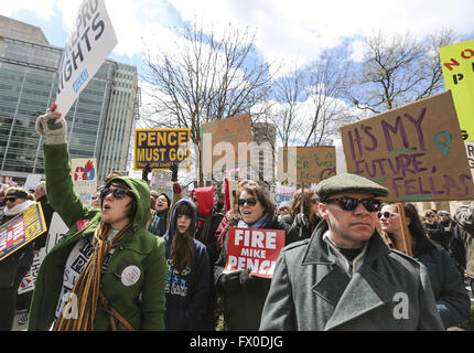 Indianapolis, Indiana, USA. 9. April 2016. Kundgebung für Frauenrechte in Indiana Statehouse am 9. April 2016 in Reaktion auf Indiana ist Abtreibungsgesetz House Bill 1337 neu verabschiedet. Govenor Pence unterzeichnet die neuen Einschränkungen der Abtreibung in Recht am 24. März 2016. Bildnachweis: Lora Olive/ZUMA Draht/Alamy Live-Nachrichten Stockfoto