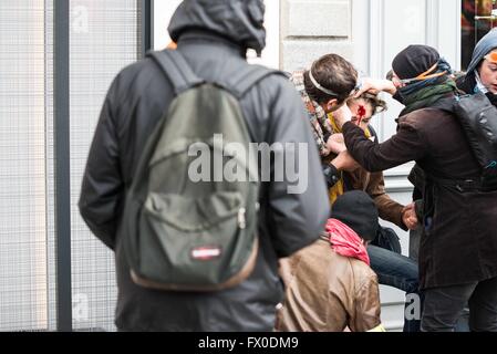 Frankreich, Rennes, April 09,2016 Demonstranten halten Plakate, Banner zeigen während einer Kundgebung gegen die französische Regierung Arbeitsrecht Reformen in Rennes.  Foto: Kevin Niglaut / IMAGESPIC Agentur Stockfoto