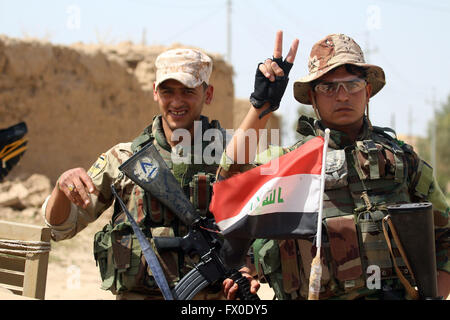 Mosul, Irak. 9. April 2016. Zwei Soldaten der irakischen Armee sind in erster Linie zur Bekämpfung der militanten islamischen Staat (IS) in Khrbadan Dorf in der Stadt Qayyarah, 55 km südlich von Mosul, Irak, am 9. April 2016 gesehen. © Yaser Jawad/Xinhua/Alamy Live-Nachrichten Stockfoto