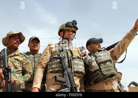 Mosul, Irak. 9. April 2016. Irakische Armee Kraft gelten in erster Linie zur Bekämpfung der militanten islamischen Staat (IS) in Khrbadan Dorf in der Stadt Qayyarah, 55 km südlich von Mosul, Irak, am 9. April 2016. © Yaser Jawad/Xinhua/Alamy Live-Nachrichten Stockfoto