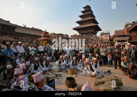 Traditionelle Musikinstrumente spielte in Taumadhi Tole quadratische Bisket Jatra, Bhaktapur, Nepal © Imagespic/Alamy Live-Nachrichten Stockfoto