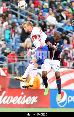 9. April 2016; Foxborough, Massachusetts, USA; Toronto FC-Verteidiger Damien Perquis (24) und New England Revolution vorwärts, Teal Bunbury (10) in Aktion im ersten Halbjahr ein MLS-Spiel zwischen den New England Revolution und Toronto FC im Gillette Stadium. Die gamed endete mit einem 1: 1-Unentschieden. Anthony Nesmith/Cal-Sport-Medien Stockfoto