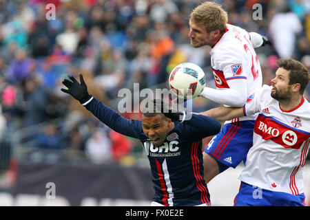 9. April 2016; Foxborough, Massachusetts, USA; New England Revolution vorwärts Charlie Davies (9) und Toronto FC Verteidiger Damien Perquis (24) in Aktion in der zweiten Hälfte ein MLS-Spiel zwischen den New England Revolution und Toronto FC im Gillette Stadium. Die gamed endete mit einem 1: 1-Unentschieden. Anthony Nesmith/Cal-Sport-Medien Stockfoto