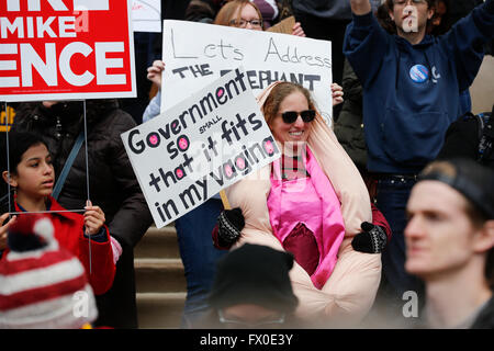 Indianapolis, Indiana, USA. 9. April 2016. Rund 2000 Demonstranten beteiligen die Rallye für Frauenrechte auf die südlichen Rasen die Indiana Statehouse, 9. April 2016 in Indianapolis, ind.  Der Protest war eine Reaktion auf Indianas neu Abtreibungsgesetz von Haus Bill 1337 unterzeichneten in ein Gesetz verabschiedet von Indiana Gouverneur Mike Pence auf 24. März 2016. Das Indiana Gesetz verbietet Abtreibung, wenn der Fötus mit einer Behinderung geboren wird und schränkt auch eine Frau von ihrer Schwangerschaft allein aufgrund des Geschlechts oder der Rasse des Fötus zu beenden. Außerdem legt das Gesetz, dass Frauen, die Abtreibungen zu arrangieren, müssen Stockfoto