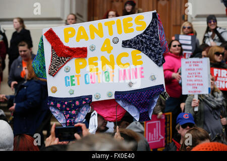 Indianapolis, Indiana, USA. 9. April 2016. Rund 2000 Demonstranten beteiligen die Rallye für Frauenrechte auf die südlichen Rasen die Indiana Statehouse, 9. April 2016 in Indianapolis, ind.  Der Protest war eine Reaktion auf Indianas neu Abtreibungsgesetz von Haus Bill 1337 unterzeichneten in ein Gesetz verabschiedet von Indiana Gouverneur Mike Pence auf 24. März 2016. Das Indiana Gesetz verbietet Abtreibung, wenn der Fötus mit einer Behinderung geboren wird und schränkt auch eine Frau von ihrer Schwangerschaft allein aufgrund des Geschlechts oder der Rasse des Fötus zu beenden. Außerdem legt das Gesetz, dass Frauen, die Abtreibungen zu arrangieren, müssen Stockfoto