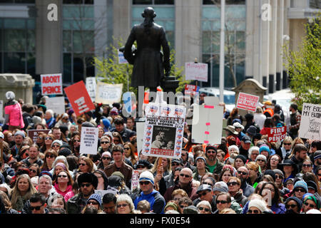 Indianapolis, Indiana, USA. 9. April 2016. Rund 2000 Demonstranten beteiligen die Rallye für Frauenrechte auf die südlichen Rasen die Indiana Statehouse, 9. April 2016 in Indianapolis, ind.  Der Protest war eine Reaktion auf Indianas neu Abtreibungsgesetz von Haus Bill 1337 unterzeichneten in ein Gesetz verabschiedet von Indiana Gouverneur Mike Pence auf 24. März 2016. Das Indiana Gesetz verbietet Abtreibung, wenn der Fötus mit einer Behinderung geboren wird und schränkt auch eine Frau von ihrer Schwangerschaft allein aufgrund des Geschlechts oder der Rasse des Fötus zu beenden. Außerdem legt das Gesetz, dass Frauen, die Abtreibungen zu arrangieren, müssen Stockfoto