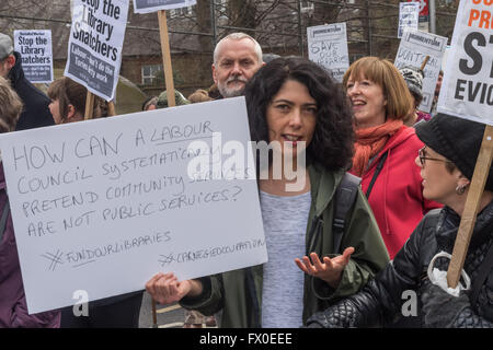 London, UK. 9. April 2016. Eine Frau auf dem Marsch von über tausend Aktivisten, unter der Leitung von den Besatzern der Carnegie-Bibliothek, von dort über die Minet-Bibliothek, auch geschlossen am 31. März zu einer Kundgebung in Brixton hält ein Plakat die Aktionen des Lambeth Rates in Frage zu stellen. 'Wie kann einen Arbeitnehmer Rat' es "systematisch vorgeben, Community-Services sind nicht öffentliche Dienste?" fragt. Peter Marshall/Alamy Live-Nachrichten Stockfoto