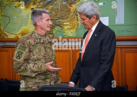 Kabul, Afghanistan. 9. April 2016. US Staatssekretär John Kerry hört General John Nicholson, Kommandeur der US-Streitkräfte in Afghanistan, bei ihrem Treffen am Camp entschiedene Unterstützung 9. April 2016 in Kabul, Afghanistan. Kerry machte einen überraschenden Besuch in Kabul Treffen mit Staats-und Regierungschefs und Befehlshaber der US-Streitkräfte. Bildnachweis: Planetpix/Alamy Live-Nachrichten Stockfoto