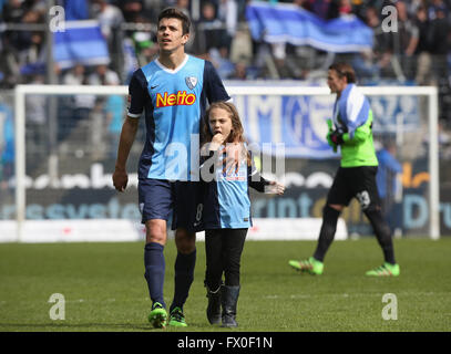 Bochum, Deutschland, 9. April 2014. Fußball, 2. Bundesliga, Bochum, Deutschland, 09.04.2016, Vfl Bochum Vs FSV Frankfurt: Anthony Losilla (Bochum) mit Tochter. Bildnachweis: Jürgen Schwarz/Alamy Live-Nachrichten Stockfoto