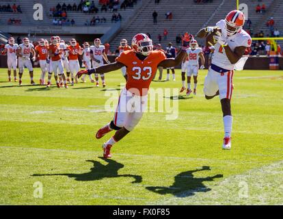 Clemson WR Trevion Thompson (1) während des Spiels Clemson Fußball Frühjahr (Orange und weiße Spiel) auf Samstag, 9. April 2016 im Memorial Stadium in Clemson, SC. Jacob Kupferman/CSM Stockfoto