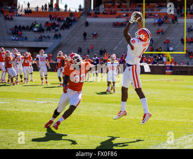 Clemson WR Trevion Thompson (1) während des Spiels Clemson Fußball Frühjahr (Orange und weiße Spiel) auf Samstag, 9. April 2016 im Memorial Stadium in Clemson, SC. Jacob Kupferman/CSM Stockfoto