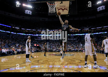 New Orleans, LA, USA. 9. April 2016. Phoenix Suns weiterleiten p.j. Tucker (17) Laufwerke in den Warenkorb bei einem NBA-Basketball-Spiel zwischen den Phoenix Suns und die New Orleans Pelikane im Smoothie King Center in New Orleans, Louisiana Stephen Lew/CSM/Alamy Live-Nachrichten Stockfoto