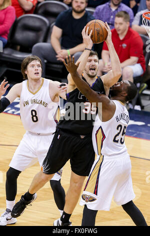 New Orleans, LA, USA. 9. April 2016. Phoenix Suns vorwärts Mirza Teletovic (35) schießt einen Jumpshot während einem NBA-Basketball-Spiel zwischen den Phoenix Suns und die New Orleans Pelikane im Smoothie King Center in New Orleans, Louisiana Stephen Lew/CSM/Alamy Live-Nachrichten Stockfoto